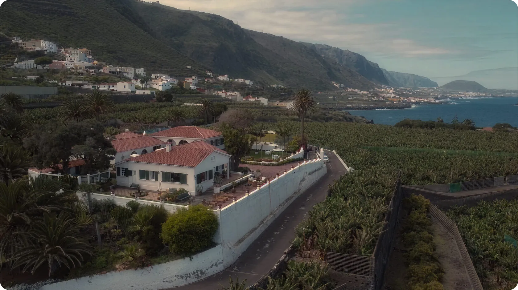 Malpais 13 entre plataneras frente al Atlántico, con el pueblo al fondo