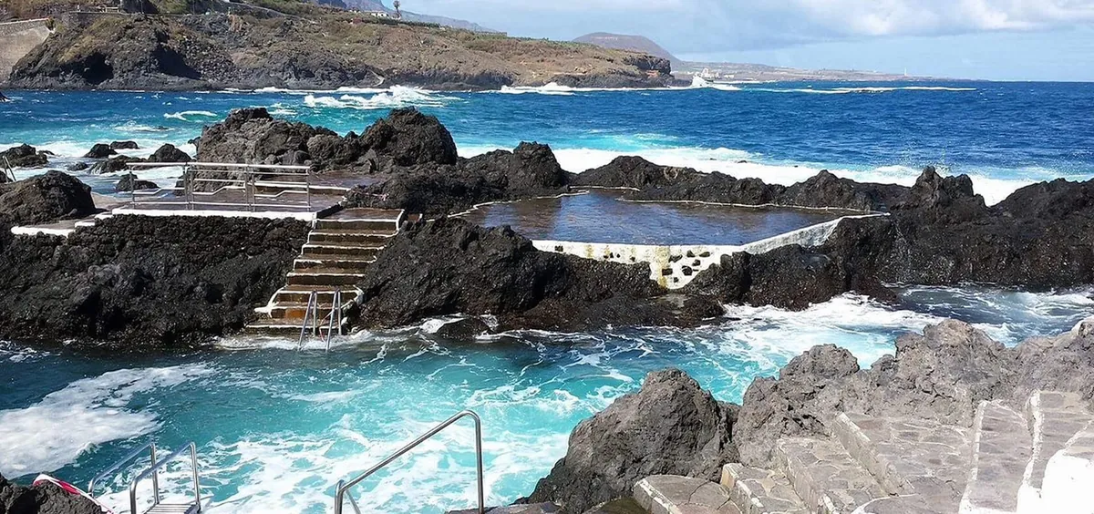 Piscinas naturales de roca volcánica junto al océano